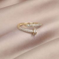 Ανοιχτό δαχτυλίδι Nail από την Adema - Επιχρυσωμένο ατσάλι με λευκές πέτρες ζιργκόν